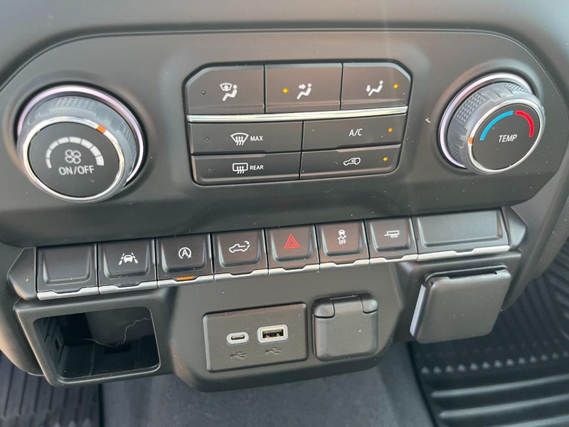 Chevrolet Silverado 1500 Vehicle Full-screen Gallery Image 25