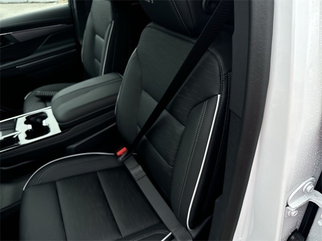 Buick Enclave Vehicle Full-screen Gallery Image 11