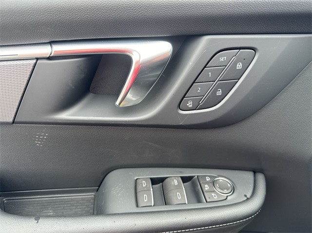 Buick Enclave Vehicle Full-screen Gallery Image 13