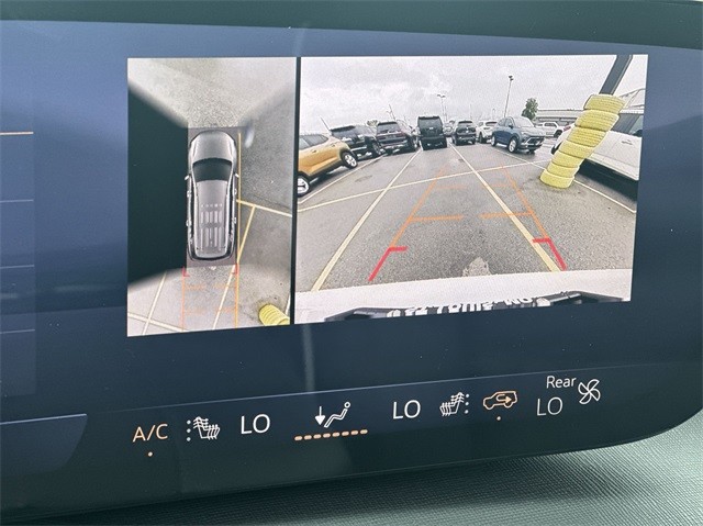 Buick Enclave Vehicle Full-screen Gallery Image 17