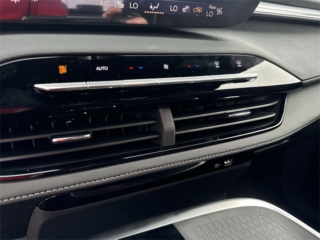 Buick Enclave Vehicle Full-screen Gallery Image 18