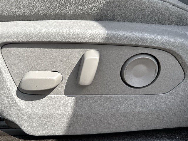 GMC Sierra 2500HD Vehicle Full-screen Gallery Image 12