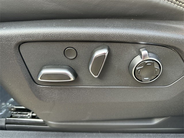 GMC Sierra 2500HD Vehicle Full-screen Gallery Image 12