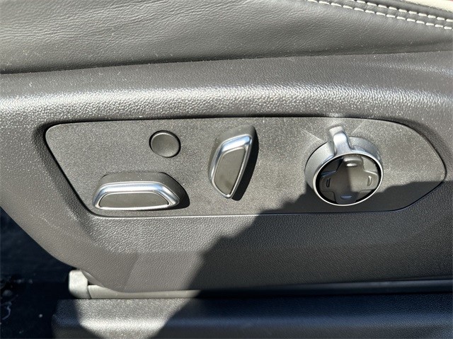 GMC Sierra 2500HD Vehicle Full-screen Gallery Image 12