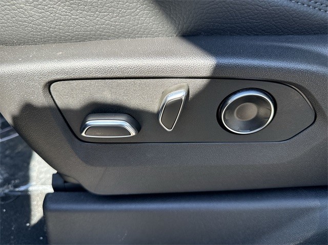 GMC Sierra 2500HD Vehicle Full-screen Gallery Image 12