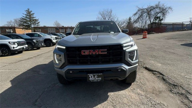 GMC Canyon Vehicle Full-screen Gallery Image 03