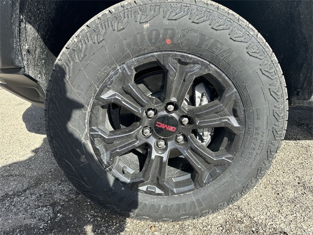 GMC Canyon Vehicle Full-screen Gallery Image 10