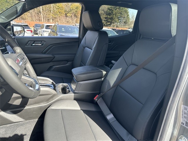 GMC Canyon Vehicle Full-screen Gallery Image 11