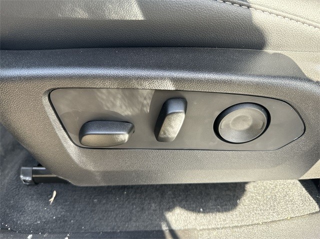 GMC Canyon Vehicle Full-screen Gallery Image 12