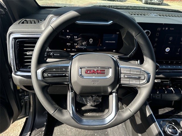 GMC Canyon Vehicle Full-screen Gallery Image 14