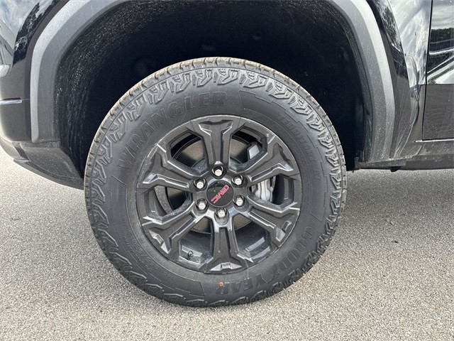 GMC Canyon Vehicle Full-screen Gallery Image 10