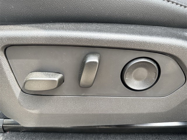 GMC Canyon Vehicle Full-screen Gallery Image 12