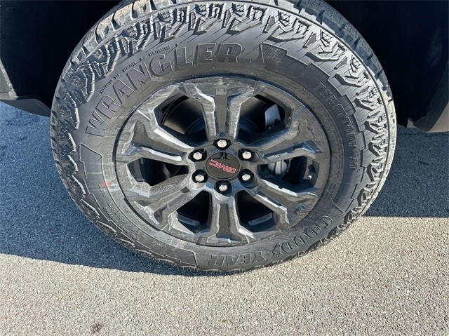 GMC Canyon Vehicle Full-screen Gallery Image 10