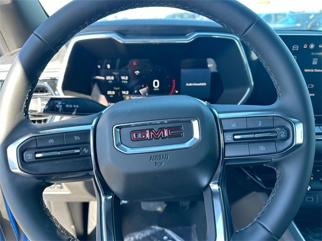 GMC Canyon Vehicle Full-screen Gallery Image 14