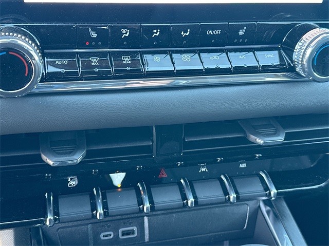 GMC Canyon Vehicle Full-screen Gallery Image 19