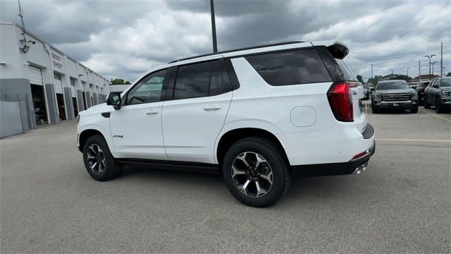 GMC Yukon Vehicle Full-screen Gallery Image 06