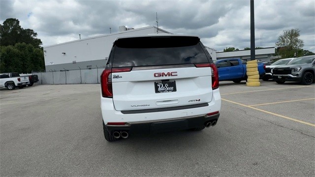 GMC Yukon Vehicle Full-screen Gallery Image 07