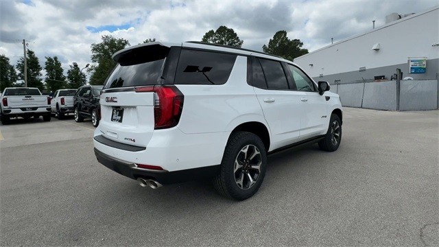 GMC Yukon Vehicle Full-screen Gallery Image 08