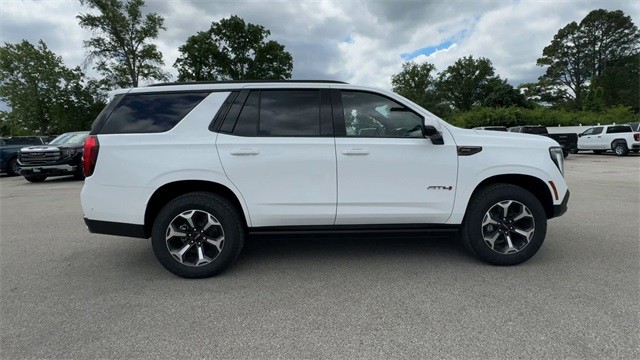 GMC Yukon Vehicle Full-screen Gallery Image 09