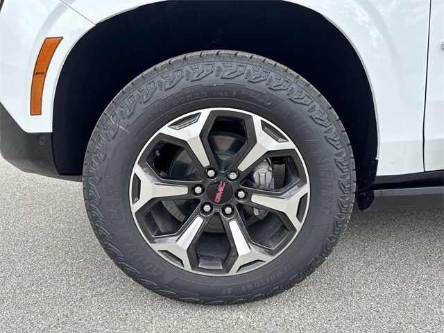 GMC Yukon Vehicle Full-screen Gallery Image 10
