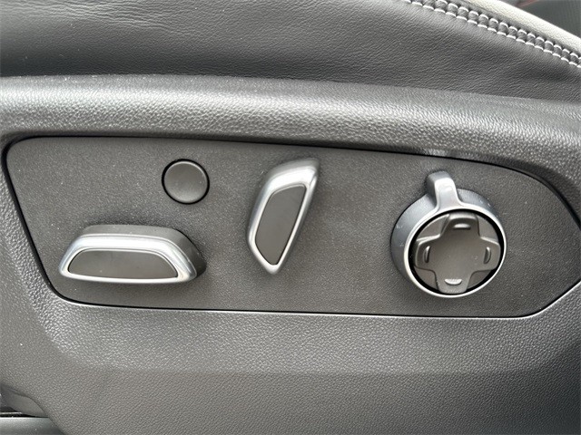 GMC Yukon Vehicle Full-screen Gallery Image 12