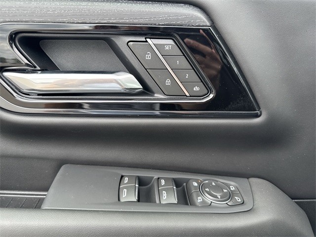 GMC Yukon Vehicle Full-screen Gallery Image 13