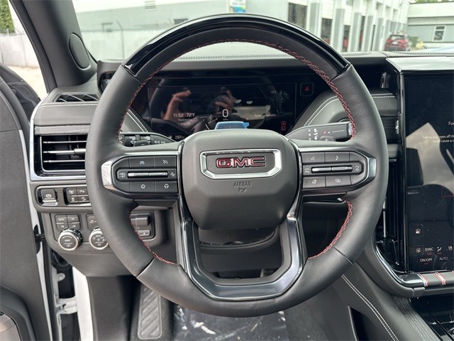 GMC Yukon Vehicle Full-screen Gallery Image 14