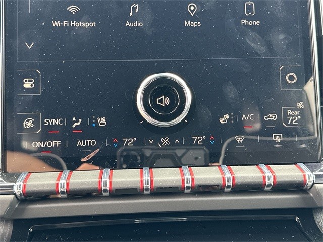 GMC Yukon Vehicle Full-screen Gallery Image 19