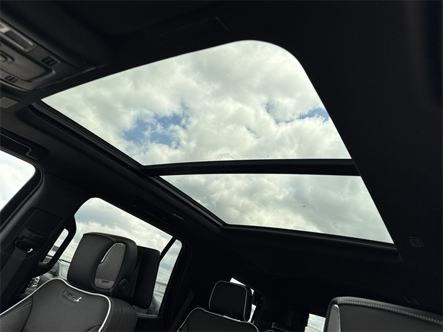 GMC Yukon Vehicle Full-screen Gallery Image 22