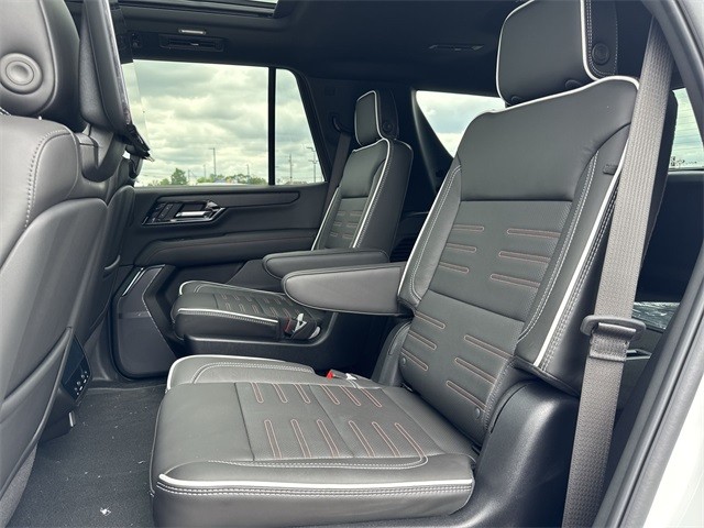 GMC Yukon Vehicle Full-screen Gallery Image 23