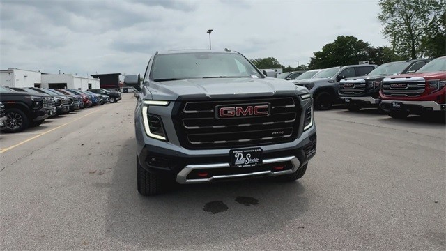 GMC Yukon Vehicle Full-screen Gallery Image 03