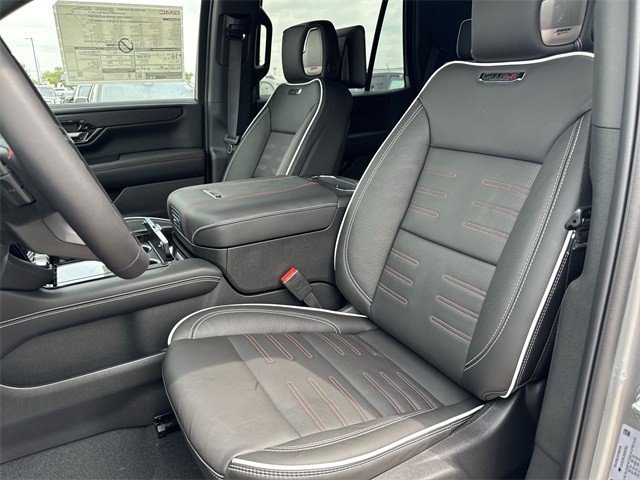 GMC Yukon Vehicle Full-screen Gallery Image 11
