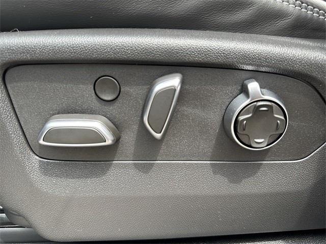 GMC Yukon Vehicle Full-screen Gallery Image 12