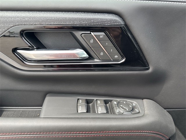 GMC Yukon Vehicle Full-screen Gallery Image 13