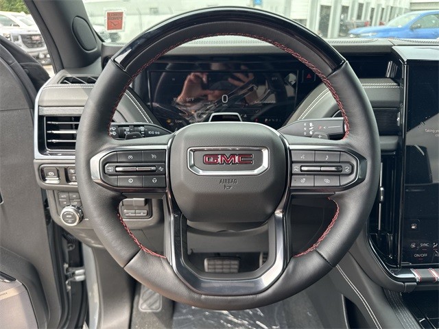GMC Yukon Vehicle Full-screen Gallery Image 14