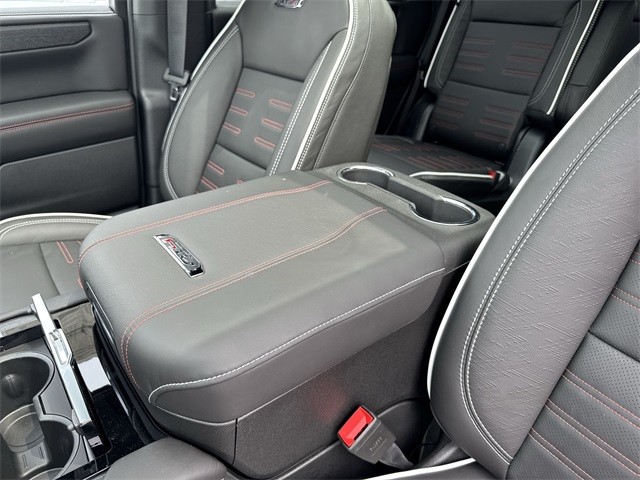 GMC Yukon Vehicle Full-screen Gallery Image 21