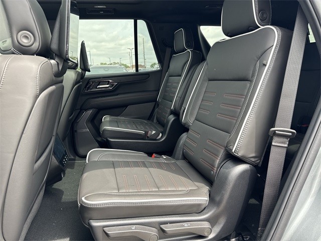 GMC Yukon Vehicle Full-screen Gallery Image 23
