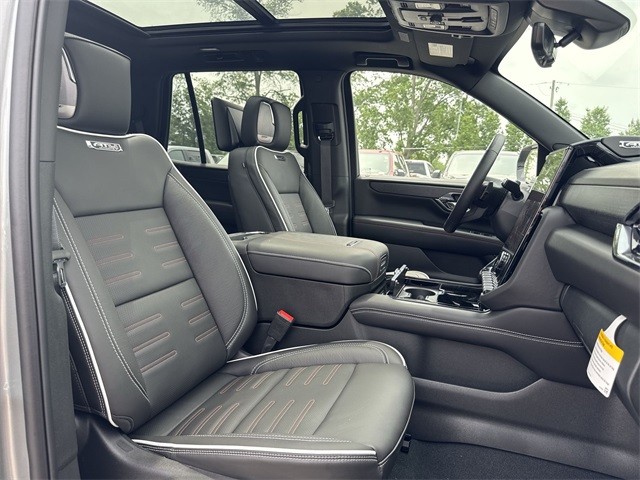 GMC Yukon Vehicle Full-screen Gallery Image 26