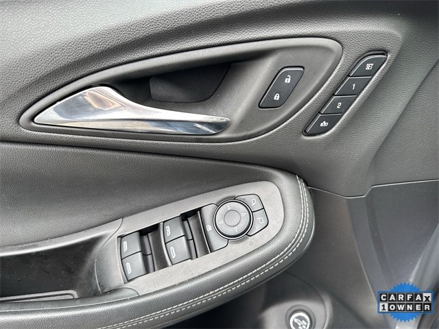 Buick Encore GX Vehicle Full-screen Gallery Image 25
