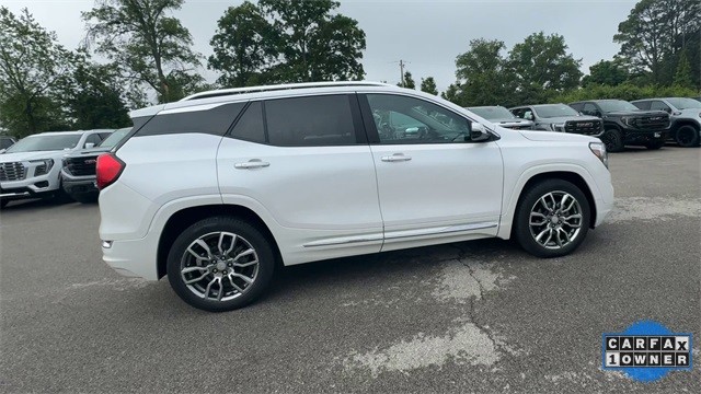 GMC Terrain Vehicle Full-screen Gallery Image 11