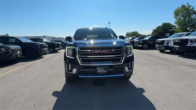 GMC Yukon Vehicle Full-screen Gallery Image 03