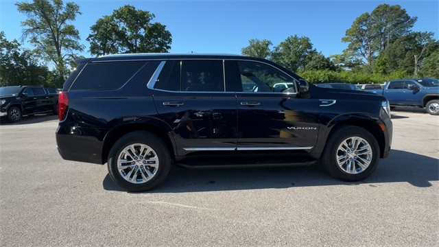 GMC Yukon Vehicle Full-screen Gallery Image 11