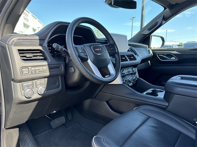 GMC Yukon Vehicle Full-screen Gallery Image 13