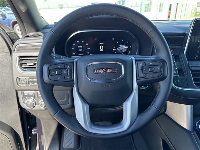 GMC Yukon Vehicle Full-screen Gallery Image 14