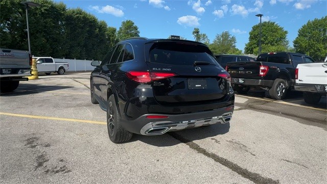 Mercedes-Benz GLC Vehicle Full-screen Gallery Image 09