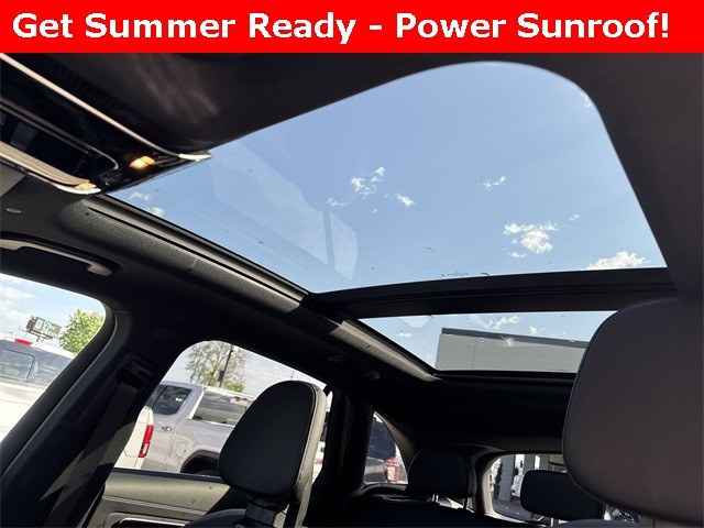 Mercedes-Benz GLC Vehicle Full-screen Gallery Image 14