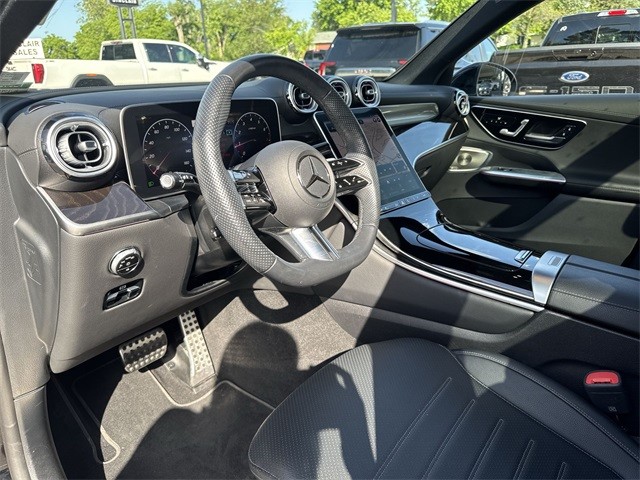 Mercedes-Benz GLC Vehicle Full-screen Gallery Image 15
