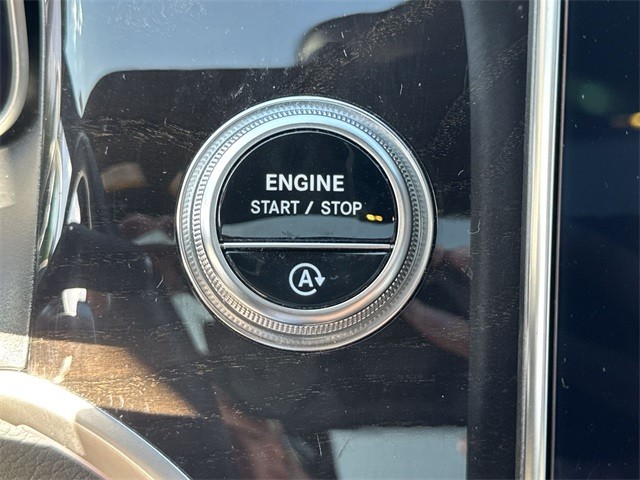 Mercedes-Benz GLC Vehicle Full-screen Gallery Image 23