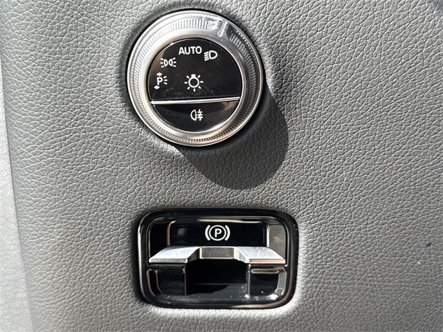 Mercedes-Benz GLC Vehicle Full-screen Gallery Image 24