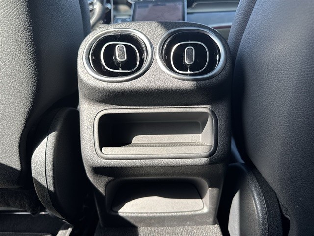 Mercedes-Benz GLC Vehicle Full-screen Gallery Image 27